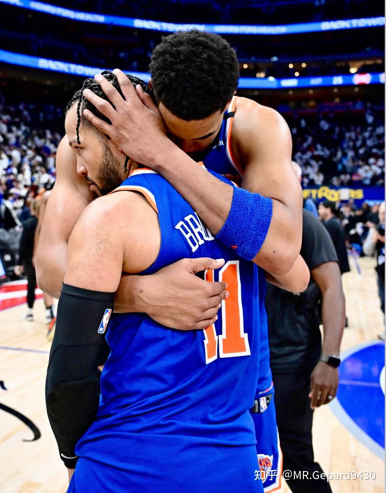 kaiyun-包含纽约尼克斯训练开放日；转会期队长鼓劲引欢呼；NBA季后赛在即；身体对抗强度拉满的词条